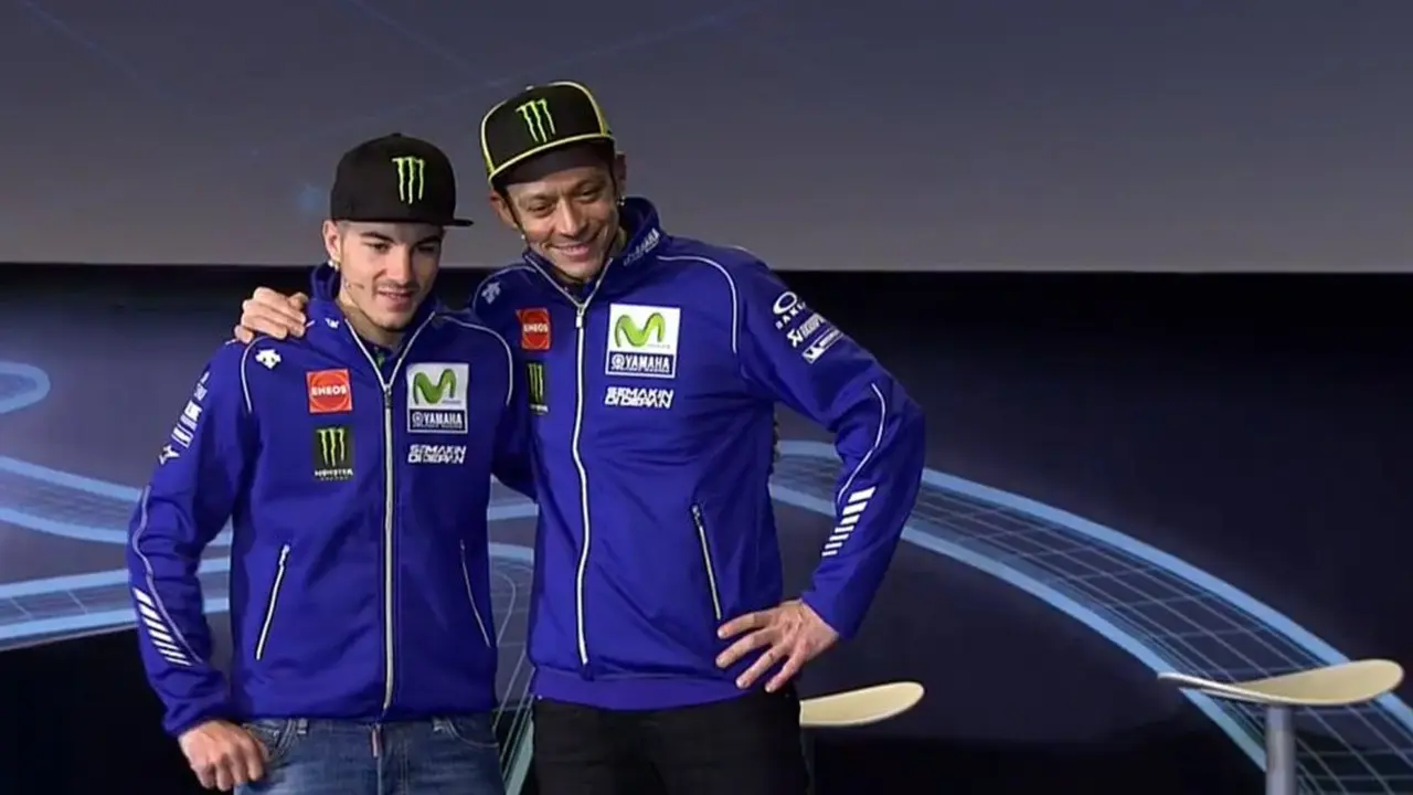 Maverick Vinales dan Valentino Rossi (kanan).
