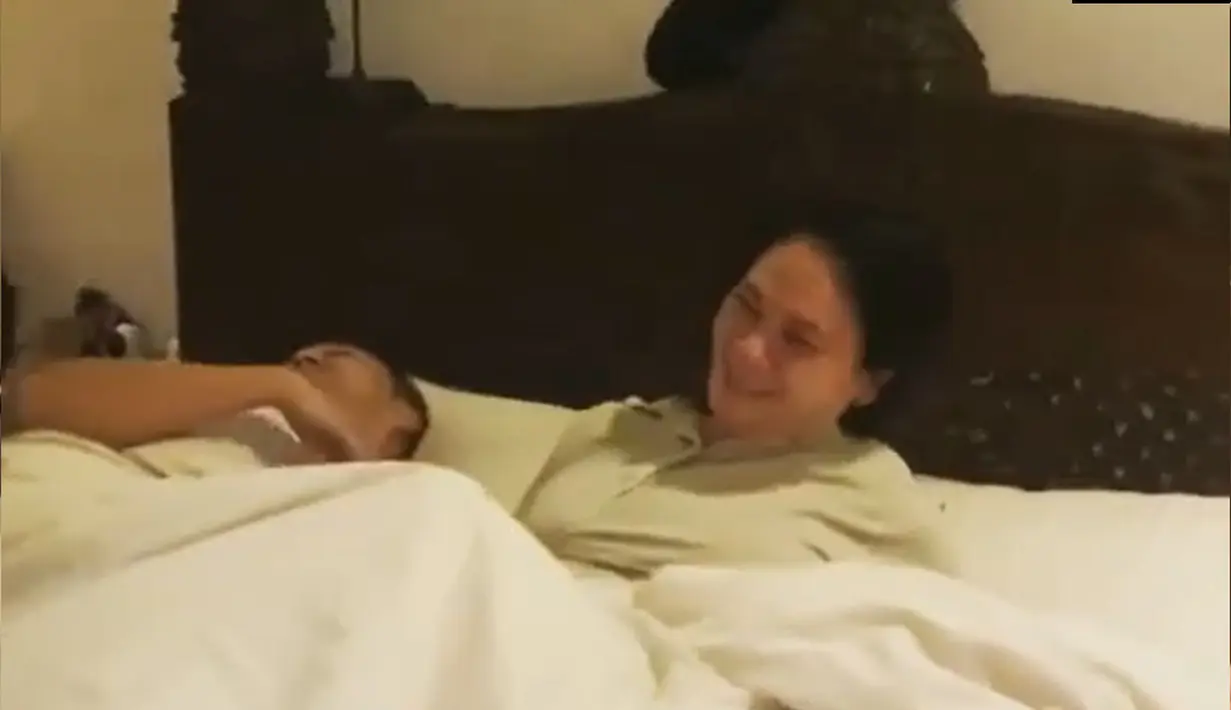 Kebahagiaan begitu terpancar dari Dian Nitami. Meski kejutan tersebut membuatnya kaget, tapi ia mengaku senang mendapatkan kejutan paling epik. [Instagram/bu_deedee]