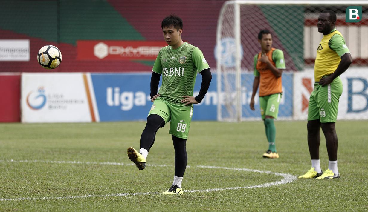 Pemain Bhayangkara FC, Lee Yoo-joon, mengontrol bola saat latihan di Stadion PTIK, Jakarta, Minggu (2/12). Latihan ini persiapan jelang laga Liga 1 melawan PSM Makassar. (Bola.com/Yoppy Renato)
