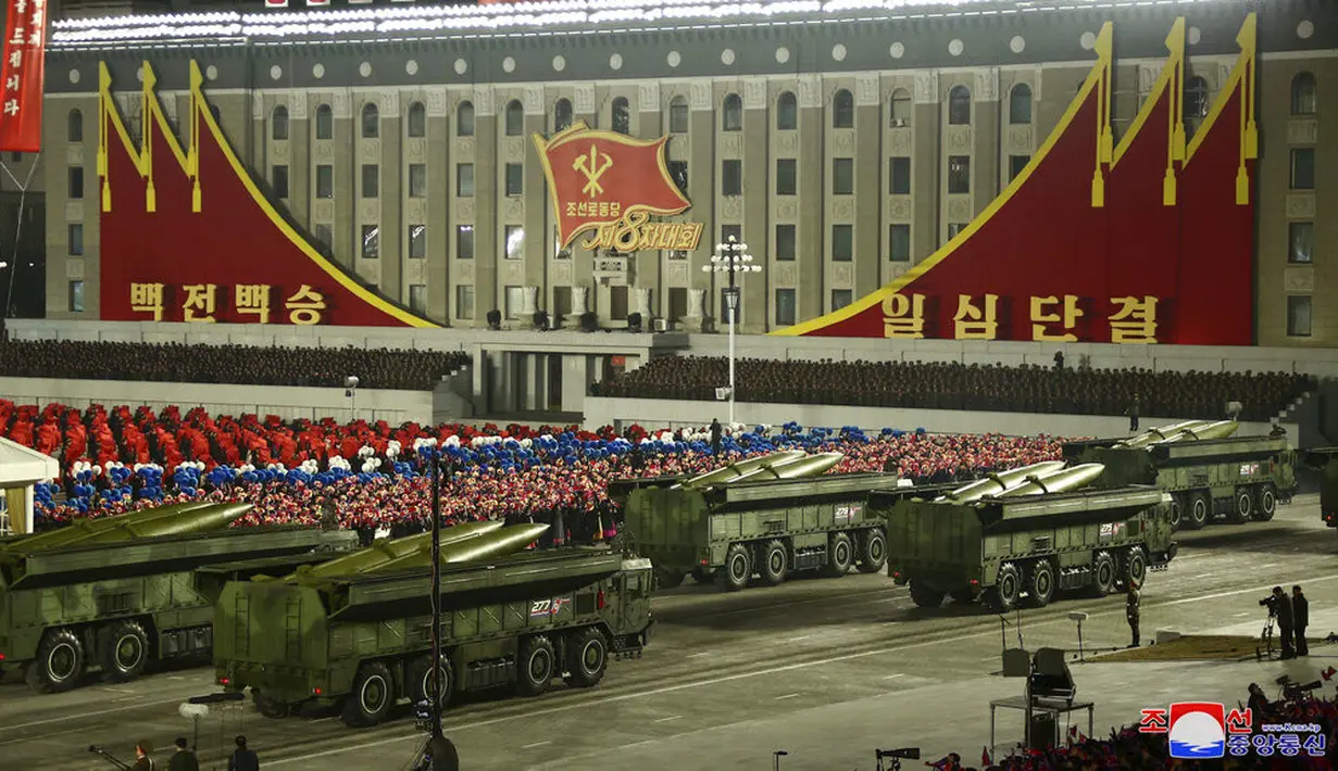 Parade militer menandai kongres partai yang berkuasa di Lapangan Kim Il-sung, Pyongyang, Korea Utara, Kamis (14/1/2021). Korea Utara meluncurkan rudal balistik yang dirancang untuk diluncurkan dari kapal selam dan perangkat keras militer lain. (Korean Central News Agency/Korea News Service via AP)