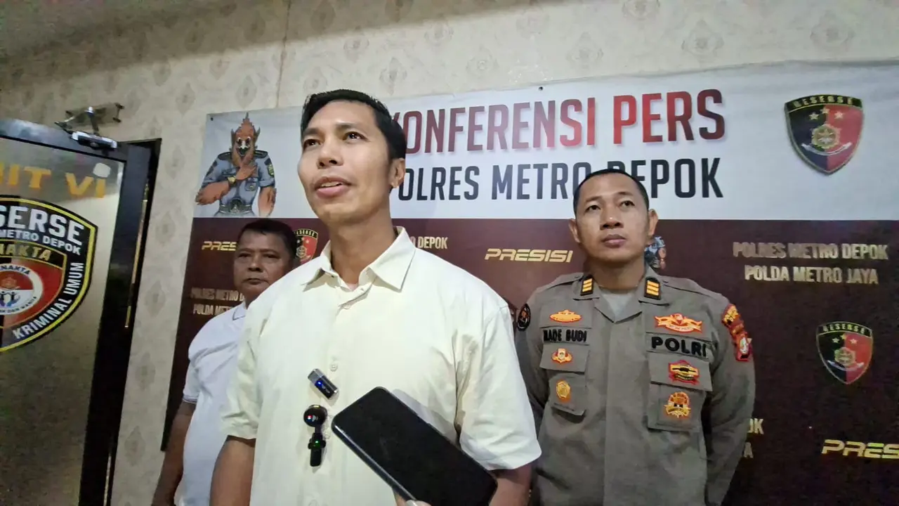 Kasat Reskrim Polres Metro Depok, Kompol Made Gede Oka saat memberikan penjelasan penganiayaan terhadap anak di Polres Metro Depok. (Liputan6.com/Dicky Agung Prihanto)