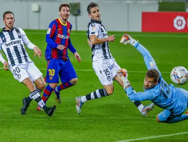 Pemain Barcelona Lionel Messi mencetak gol ke gawang Levante pada pertandingan La Liga Spanyol di Stadion Camp Nou, Barcelona, Spanyol, Minggu (13/12/2020). Barcelona menang 1-0.(AP Photo/Joan Monfort)