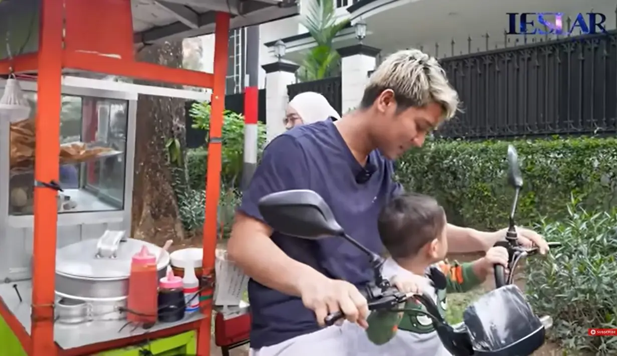 Momen tersebut dibagikan melalui kanal Youtube Leslar Entertainment yang diunggah beberapa hari lalu. Saat ada pedagang keliling, pasangan ini berhenti dan Lesti langsung memesannya. [Youtube/Leslar Entertainment]