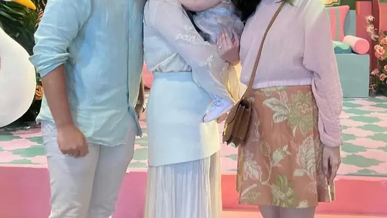 Gaya Jessica Mila Rayakan Ulang Tahun Pertama Putrinya dengan Pakaian Bernuansa Ivory Senada Bersama Suami