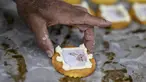 Seorang pastry membuat kue dengan gambar Paus Fransiskus di toko kue Balcao do Marques di Lisbon pada 28 Juli 2023. Portugal sedang mempersiapkan diri untuk menyambut Paus Fransiskus dan sekitar satu juta peziarah muda untuk World Youth Day (WYD) pada 2 hingga 6 Agustus 2023.
(Patricia DE MELO MOREIRA / AFP)