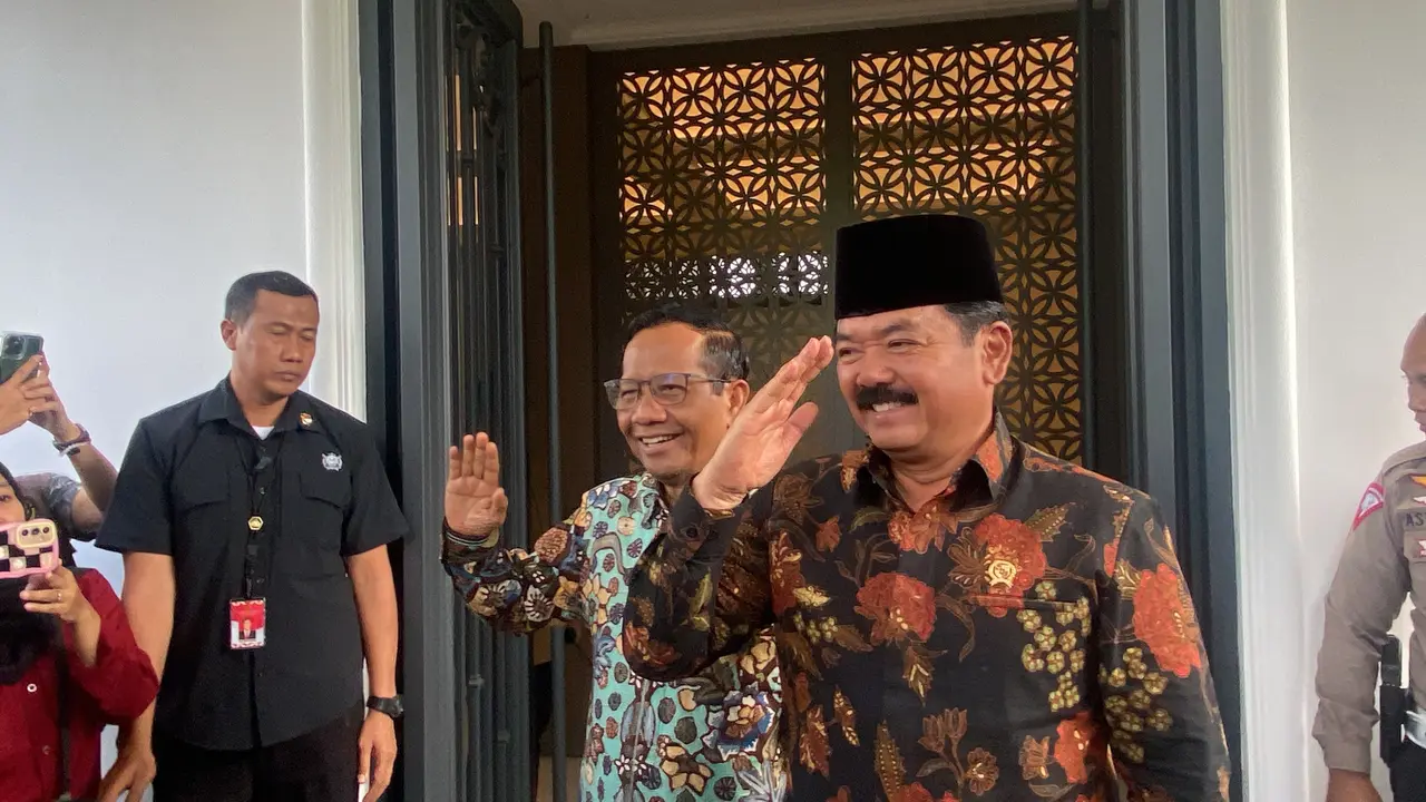 Menteri Koordinator Politik Hukum dan Keamanan Hadi Tjahjanto menyambang Mahfud Md di kediaman pribadinya di Jakarta, Kamis (22/2/2024).