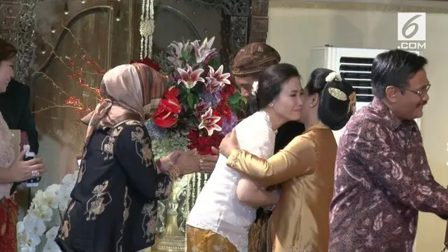 Istri mantan Gubernur DKI Basuki Tjahaja Purnama hadir di pernikahan Kahiyang-Bobby. Ia hadir sendiri karena Ahok masih berada di penjara.