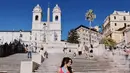 Jalan-jalan keliling Roma, Beby Tsabina aktris yang populer berkat sinetron Anak Jalanan ini tak lupa foto di Spanish Steps. Ia membagikan foto-foto dirinya di akun Instagramnya. (Instagram/bebytsabin)