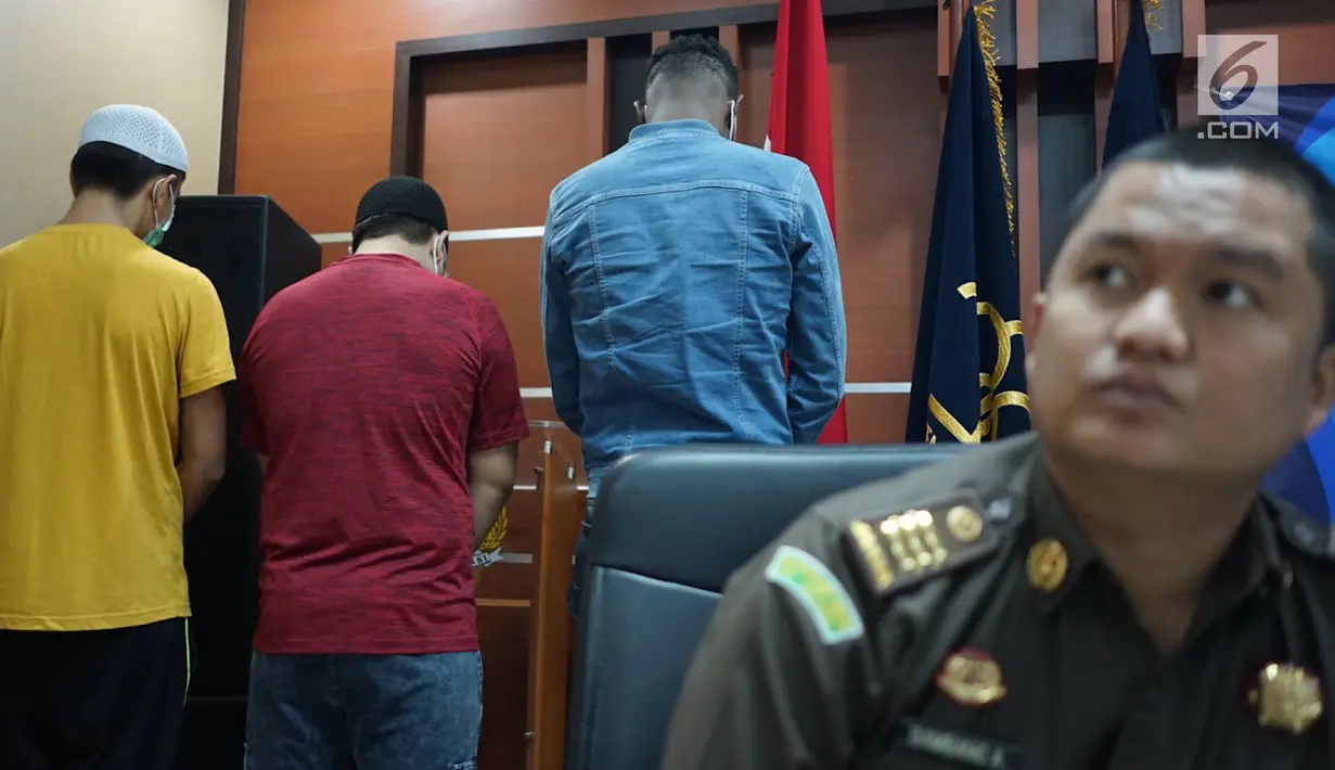 Tiga WNA yang terjaring razia di salah satu hotel kawasan Sawah Besar saat konferensi pers di Kantor Imigrasi Kelas I Non TPI Jakarta Pusat, Kamis (8/8/2019). Dua di antaranya pencari suaka HA (17) dan SM (15) asal Afghanistan, sementara satunya berasal dari Nigeria. (Liputan6.com/Immanuel Antonius)