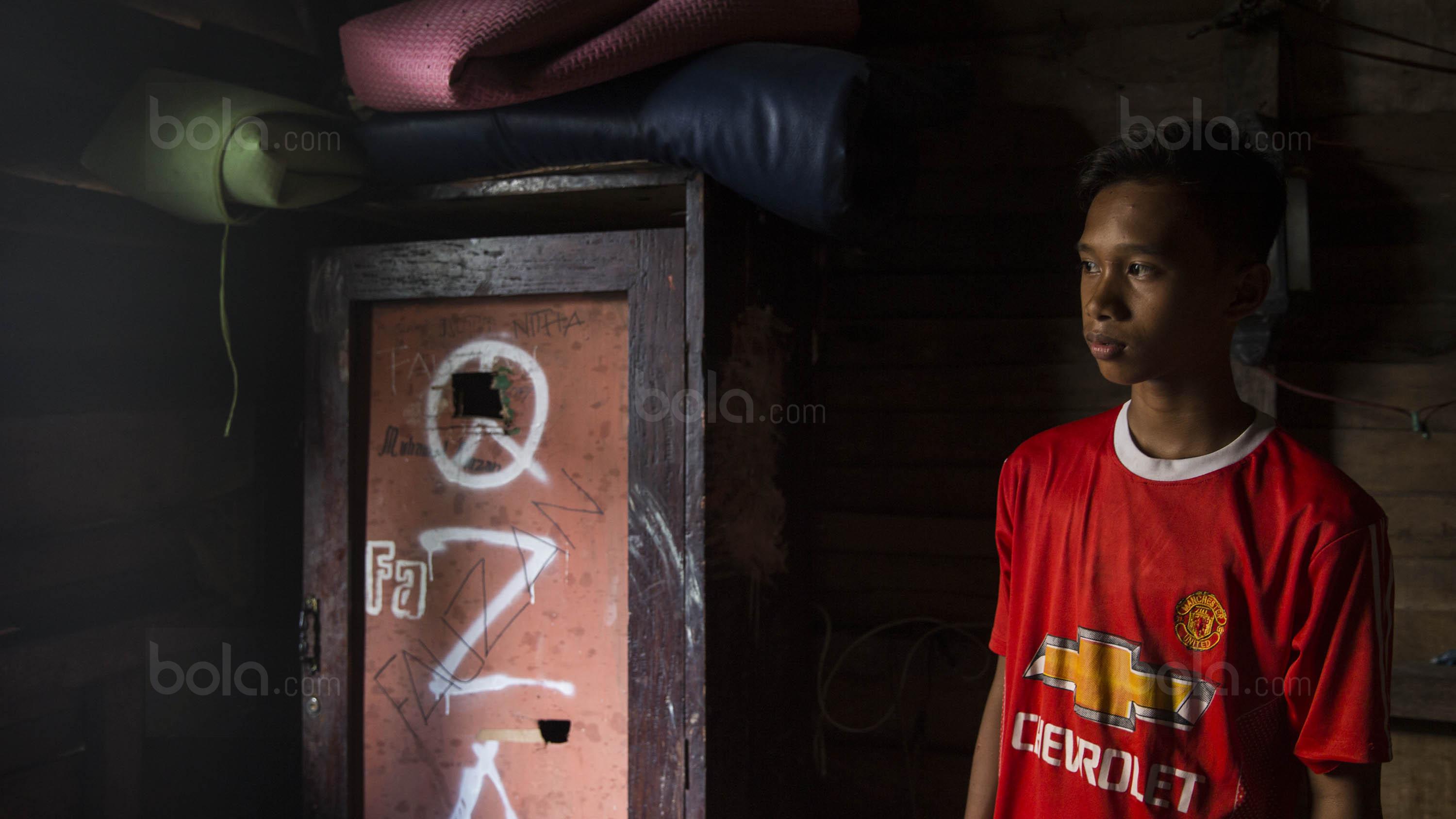 Pesepak bola Tulehu Putra, Riski Ramdhani, saat berada di rumahnya di Tulehu, Selasa (14/11/2017). (Bola.com/Vitalis Yogi Trisna)