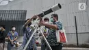 Petugas Planetarium dan Obersevasi Jakarta (POJ) menyiapkan teleskop yang akan digunakan untuk mengobservasi fenomena gerhana bulan total atau Bloodmoon di Taman Ismail Marzuki, Jakarta Pusat, Selasa (8/11/2022). Fenomena gerhana kali ini disebut akan menjadi yang terakhir kali untuk 2022 sampai 3 tahun ke depan. (merdeka.com/Iqbal S Nugroho)