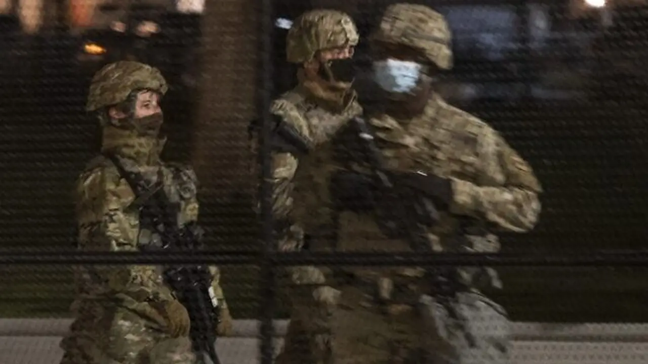 Pasukan Garda Nasional Amerika Serikat berjaga-jaga di jalan-jalan Washington DC dengan membawa senjata. (Photo credit: ANDREW CABALLERO-REYNOLDS/AFP)