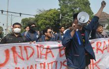 Massa Demo Kawal Putusan MK di KPU Bubarkan Diri