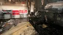 Kondisi sofa hangus terbakar menyusul serangan bom tangan di Kantor Partai Republik di North Carolina, AS, Senin (17/10). Tidak ada orang yang terluka atas insiden yang menimpa markas Partai Republik untuk wilayah Orange County itu. (REUTERS/Chris Keane)