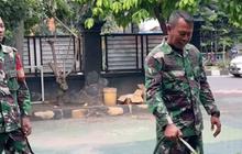 Enjoy di Hari Sabtu, Prajurit TNI Asyik Siram Pohon sambil Dengar Lagu Tempoe Doeloe