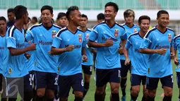 Pemain Timnas Myanmar melakukan pemanasan jelang latihan resmi laga persahabatan melawan Indonesia U-22 di Stadion Pakansari, Kab Bogor, Senin (20/3). Timnas Indonesia U-22 akan melakoni laga lawan Myanmar, (21/3). (Liputan6.com/Helmi Fithriansyah)
