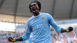 Selebrasi striker Manchester City, Emmanuel Adebayor setelah menjebol gawang Wolverhampton Wanderers pada laga Liga Inggris 2009/2010 di City of Manchester Stadium, Manchester (22/8/2009). Emmanuel Adebayor yang kini berusia 39 tahun memutuskan pensiun pada 20 Maret 2023 bersama klub lokal di Togo, AC Semassi FC sebagai klub terakhirnya karena penurunan performa dan faktor usia. Beberapa klub top Eropa yang pernah dibelanya di antaranya Arsenal, Manchester City dan Real Madrid. (AFP/Andrew Yates)