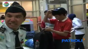 Masih minim sosialisasi larangan bawa powerbank dalam pesawat, calon penumpang di Bandara Sultan Hasanudin kesal saat powerbank disita.