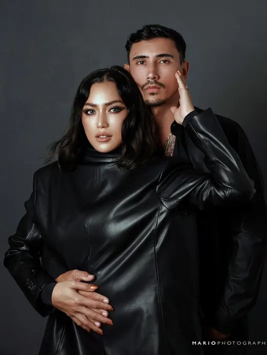 Mengenakan outfit hitam dan sentuhan warna merah, Jessica Iskandar dirias bold dengan nuansa smokey. [Foto: Instagram/inijedar]