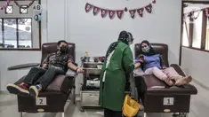 Warga melakukan donor darah di Kantor PMI Jakarta Timur, Rabu (28/7/2021). Tiap harinya, PMI Jakarta Timur melayani 20-30 pendonor darah meski jumlah menurun akibat pandemi COVID-19 ditambah keterbatasan akses warga saat PPKM. (merdeka.com/Iqbal S. Nugroho)