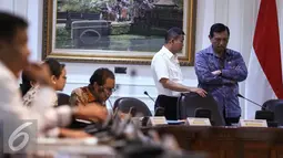 Menteri Perhubungan Ignasius Jonan berbincang dengan Menko Polhukam Luhut Pandjaitan sebelum mengikuti rapat terbatas di Kantor Presiden Komplek Kepresidenan, Jakarta, Rabu (29/6). (Liputan6.com/Faizal Fanani)