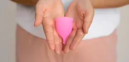 Menstrual cup adalah alat berbentuk cangkir kecil yang terbuat dari silikon atau karet fleksibel, yang dimasukkan ke dalam vagina untuk menampung darah menstruasi. [Dok/freepik.com]