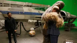 Pangeran William memeluk Chewbacca saat berkunjung ke studio pembuatan film Star Wars di Pinewood Studios, London, Selasa (19/4). Pangeran William dan Harry berkeliling Pinewood untuk mengunjungi workshop produksi film Star Wars (REUTERS/Pool)