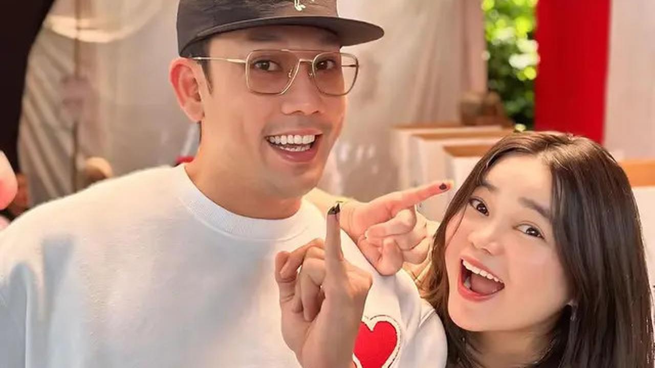 12 Potret Artis Nyoblos Pilkada 2024, Raffi Ahmad hingga Rano Karno Pamer Tinta Ungu