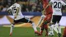 Pemain Lyon,  Maxwell Cornet (tengah) menjadi salah satu pencetak gol ke gawang Valencia pada lanjutan Liga Champions grup H di Stadion Mestalla, Valencia, Kamis (10/12/2015). (AFP Photo/Jose Jordan)