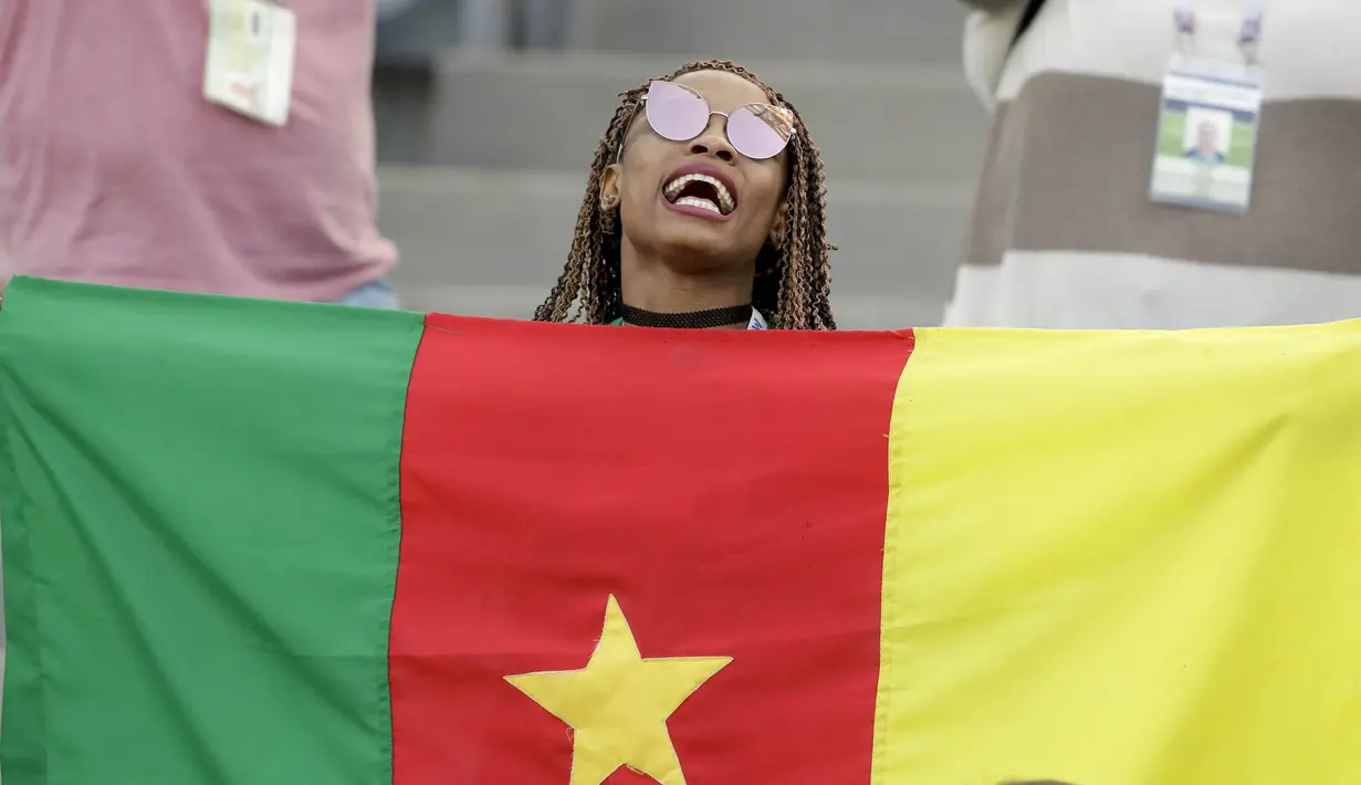Suporter Kamerun saat menyaksikan pertandingan antara Kamerun melawan Jerman pada laga penyisihan Grup B Piala Konfederasi 2017 di Stadion Fisht, Sochi, Russia, Minggu, (25/6/2017). (AP/Thanassis Stavrakis)