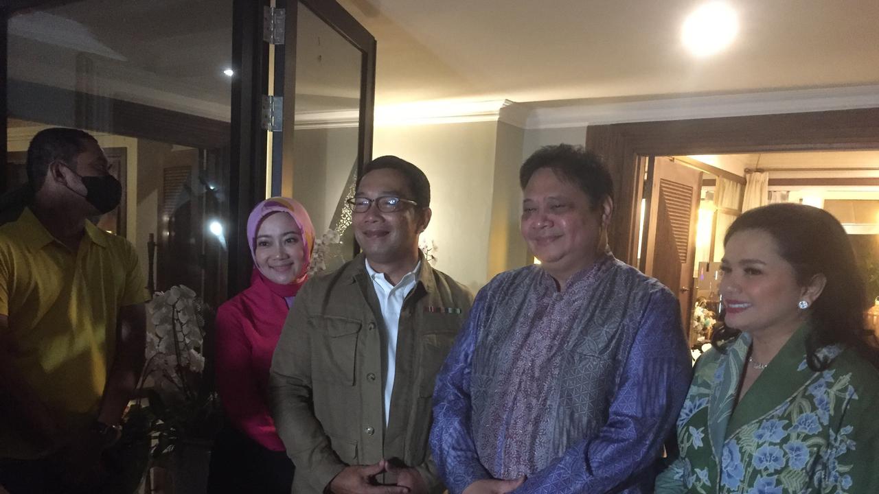 Ketum Partai Golkar Airlangga Hartarto menerima kunjungan Gubernur Jawa Barat Ridwan Kamil di rumah dinas Menko Perekonomian, Kompleks Widya Chandra, Jakarta Selatan. (Minggu (15/5/2022). (Liputan6.com/Muhammad Radityo Priyasmoro)
