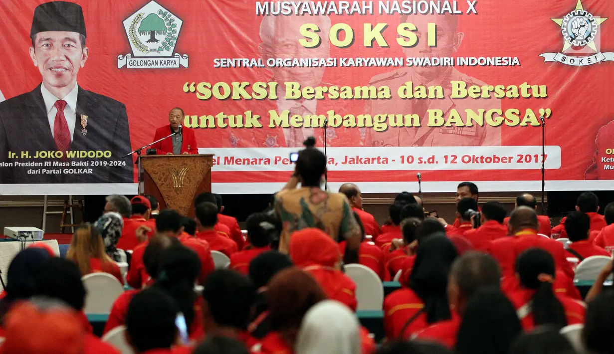 Ketua Dewan Pembina SOKSI Oetojo Oesman memberikan pidato saat Munas SOKSI ke-X di Jakarta (11/10). Selain itu munas ke-X ini beragendakan memilih ketua umum.  (Liputan6.com/JohanTallo)