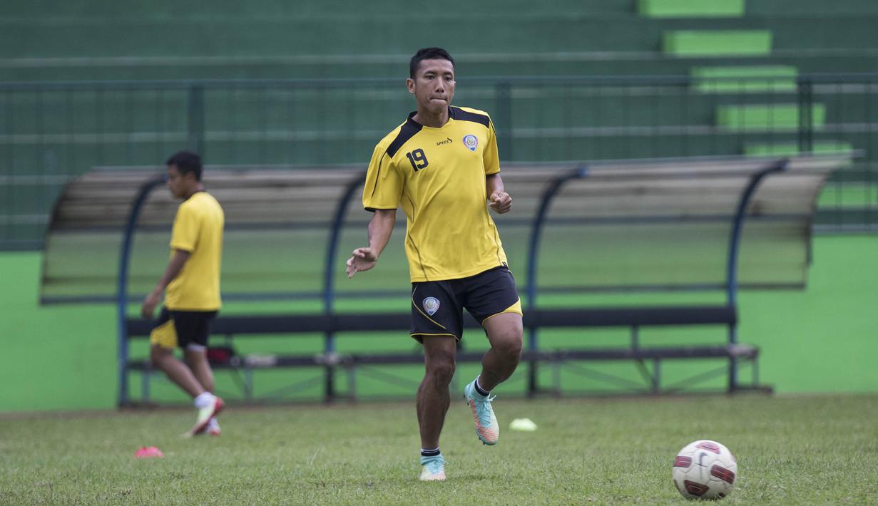 Kapten Arema Cronus, Ahmad Bustomi, mengoper bola saat berlatih jelang laga menghadapi Sriwijaya FC pada Piala Jenderal Sudirman di Stadion Gajayana, Malang, Jumat (20/11/2015). (Bola.com/Vitalis Yogi Trisna)