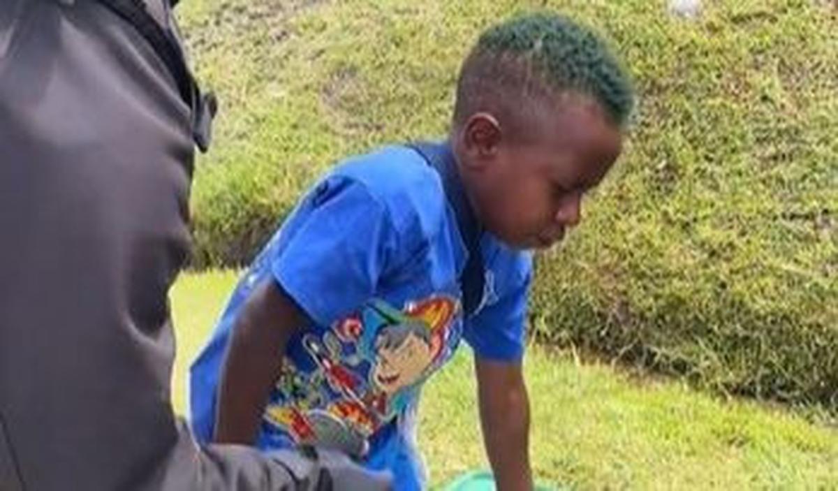 Anak di Papua Menangis Pisah dengan TNI<br>