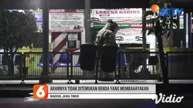 Lokasi temuan kardus dan tas yang mencurigakan, disterilkan oleh polisi yang segera datang, agar menghindari hal-hal yang tidak diinginkan. Sementara menunggu Tim Penjinak Bom dari Polda Jawa Timur tiba, Terminal Purboyo Kota Madiun, Jawa Timur, dija...