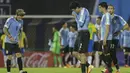 Pemain Uruguay tampak kecewa usai takluk oleh Brasil pada laga lanjutan kualifikasi Piala Dunia zona CONMEBOL di Estadio Centenario, Rabu (18/11/2020) pagi WIB. Brasil menang 2-0 atas Uruguay. (AFP/Matilde Campodonico/pool)