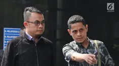 Ketua Fraksi PAN DPRD Lampung Agus Bhakti Nugroho (kiri) saat tiba di Gedung KPK, Jakarta, Jumat (27/7). Agus terjaring operasi tangkap tangan (OTT) KPK bersama Bupati Lampung Selatan Zainudin Hasan. (Merdeka.com/Dwi Narwoko)