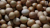 Telur ayam dijual di pasar tradisional di Jakarta, Kamis (6/12). Berdasarkan data PIHPS Nasional, harga telur ayam ras pada 5 Desember 2018 mencapai Rp 25.650/kg, naik Rp 4.500/kg (21,28%) dibanding 1 November. (Liputan6.com/Immanuel Antonius)