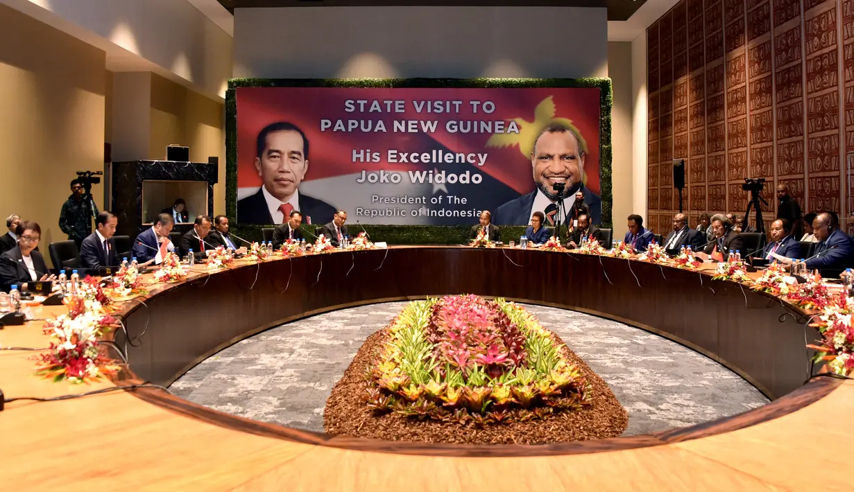 Dalam kegiatan tersebut, Jokowi didampingi Menteri Koordinator Bidang Perekonomian Airlangga Hartarto, Menteri Koordinator Bidang Kemaritiman dan Investasi Luhut Binsar Pandjaitan, Menteri Sekretaris Negara Pratikno, Menteri Luar Negeri Retno Marsudi, Menteri Investasi/Kepala BKPM Bahlil Lahadalia, Menteri Perdagangan Zulkifli Hasan, Plh. Dirjen Asia Pasifik dan Afrika Kementerian Luar Negeri Adi Dzulfuat, serta Konsul Republik Indonesia di Vanimo Allen Simarmata. (ANDREW KUTAN/AFP)
