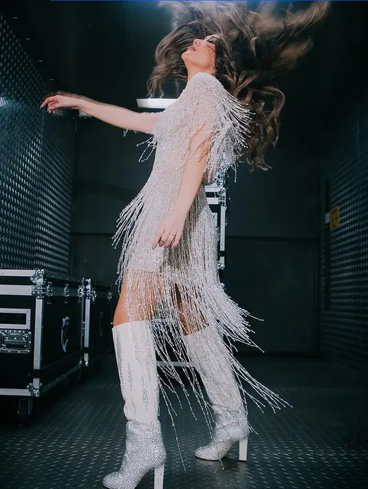 Saat menggelar konser pada awal Oktober lalu, BCL mengenakan assymetric mini dress dengan aksen fringe untuk memudahkannya tampil lincah di atas panggung. [@itsmebcl]