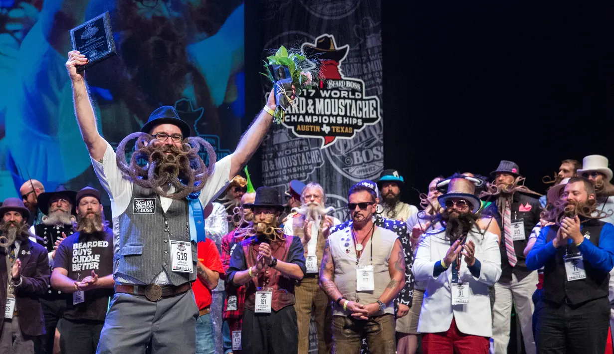 Ekspresi Jason Kiley saat meraih Full Beard freestyle pada Kejuaraan Dunia Beard and Moustache Championships 2017 di Long Center for the Performing Arts, Remington, Austin, Texas (3/9). (AFP Photo/Suzanne Cordeiro)