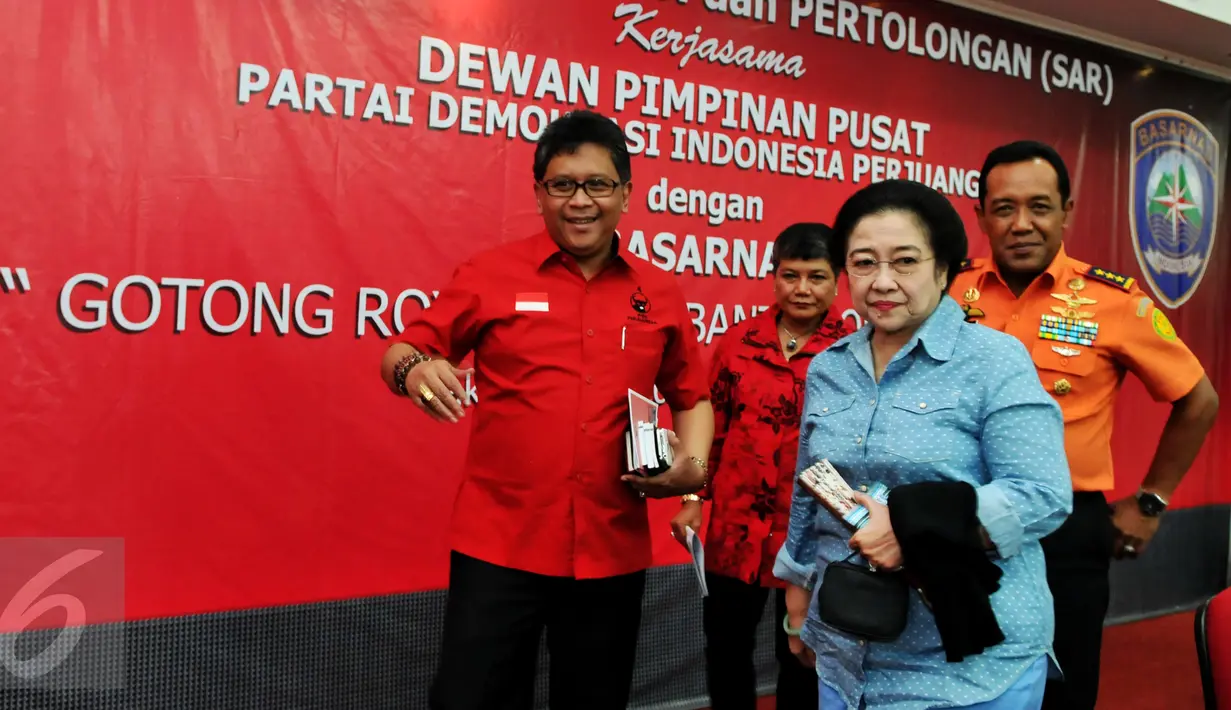 Ketua umum PDIP Megawati Soekarnoputri didampingi sekjen PDIP Hasto Kristyanto dan Kepala Basarnas FH Bambang Soelistyo saat menghadiri pelepasan kader Baguna untuk latihan SAR bersama Basarnas, Jakarta, Selasa (15/9/2015). (Liputan6.com/Andrian M Tunay)