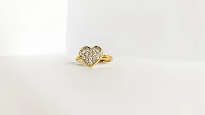 Cincin Emas Cantik (Photo by Louana Rose on Unsplash)