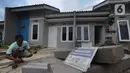Pemilik rumah membuat rangka penguat dapur rumah di Perumahan Griya Samaji,Cieseng, Bogor, Rabu (19/02/2020). BTN pada 2019 telah merealisasikan 735.000 rumah dalam Program pemerintah satu juta rumah dengan kredit kepemilikan rumah bersubsidi sekitar Rp 111 trilyun. (merdeka.com/Arie Basuki)