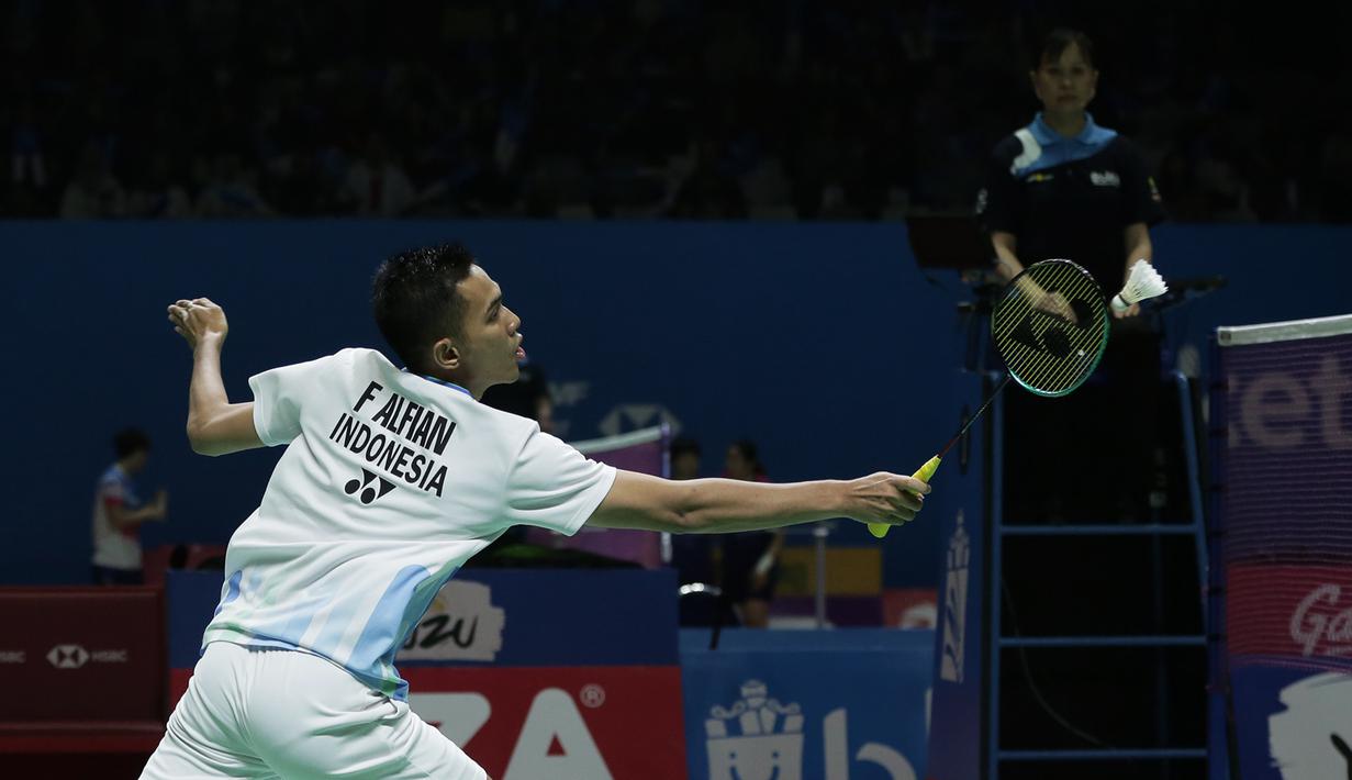 Ganda putra Indonesia, Fajar Alfian / Muhammad Rian, mengembalikan kok saat melawan Takuro Hoki / Yugo Kobayashi pada Indonesia Open 2019 di Istora Senayan, Jumat (19/7). Fajar / Rian kalah 19-21 dan 12-21. (Bola.com/Yoppy Renato)