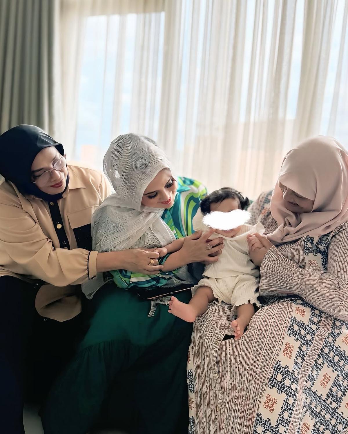 Potret Baby Humaira Anak Zaskia Sungkar dan Irwansyah Pakai Jepit Rambut Pita saat Kumpul Keluarga