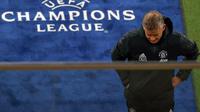Manajer Manchester United, Ole Gunnar Solskjaer tertunduk setelah timnya gagal lolos ke fase knock-out Liga Champions 2020/2021.  (AFP / Odd ANDERSEN)