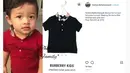 Kaus berwarna merah dan berkerah keluaran Burberry Kids ini bukan sembarang kaus. Tertera di keterangan fotonya, kaus ini harganya mencapai hampir satu juta rupiah, tepatnya Rp. 910.000. (Instagram/fashion.thehermasnyah)