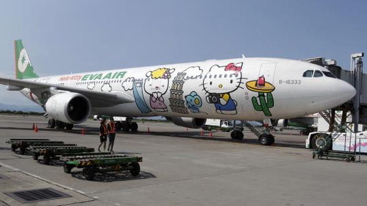 Tokoh kartun Hello Kitty terbang di udara.