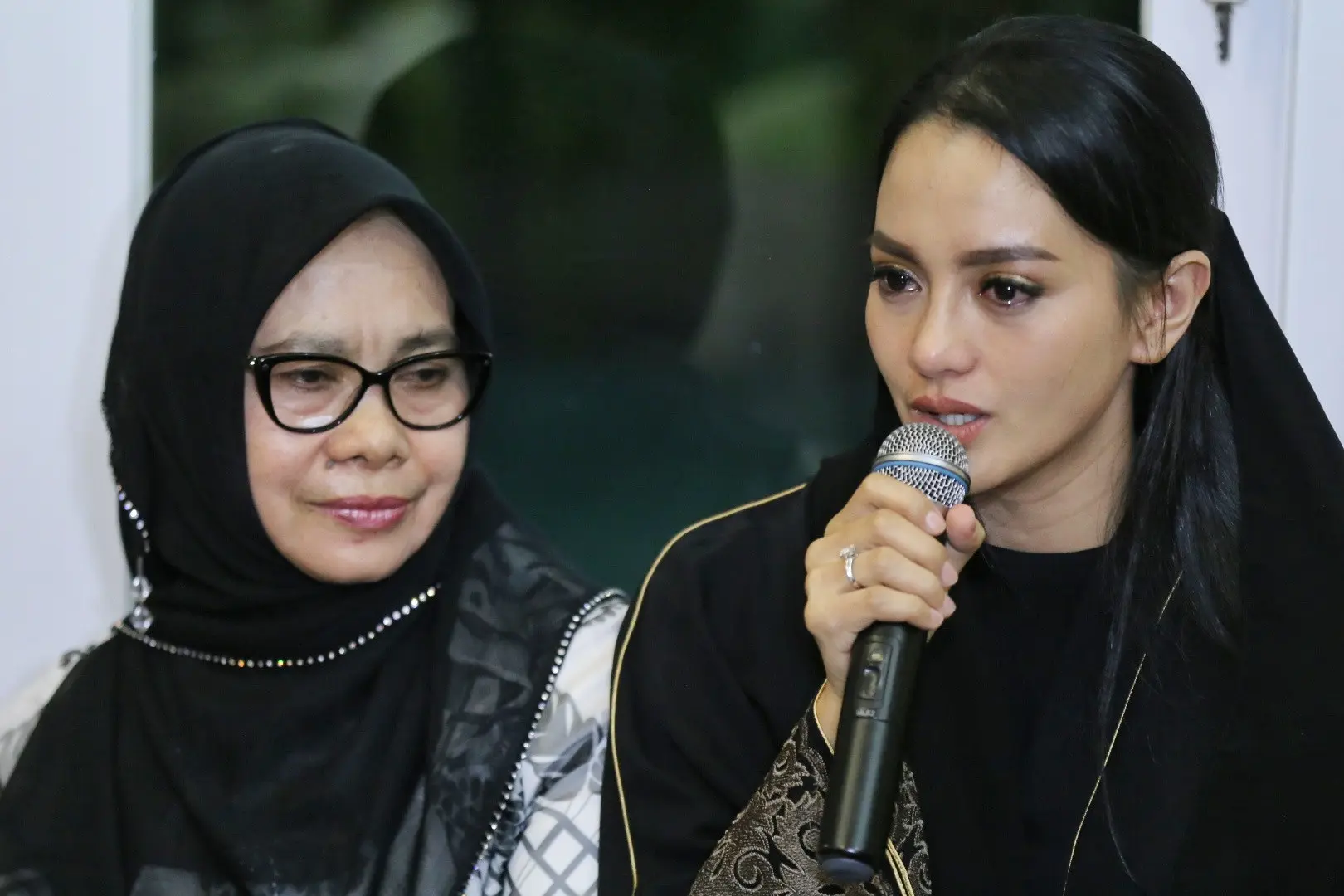 Ririn Ekawati menggelar acara pengajian memperingati 40 hari meninggalnya sang suami, Fery Wijaya (Adrian Putra/Bintang.com)